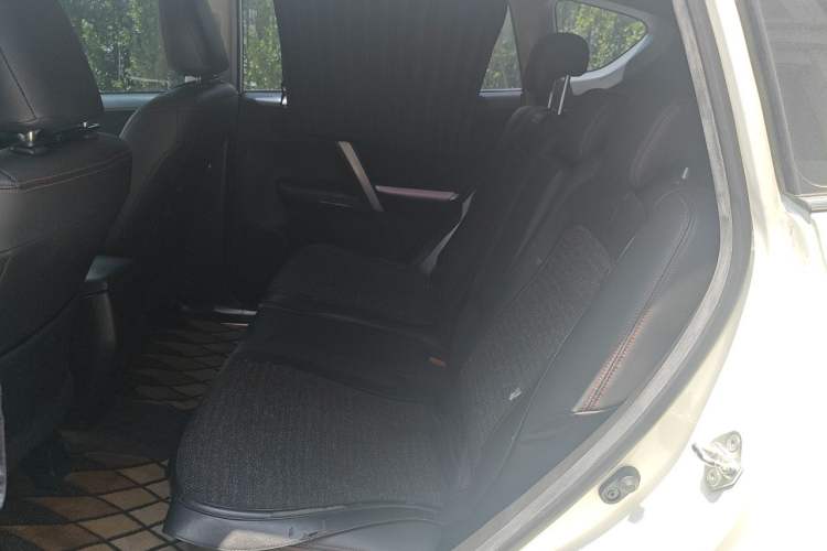 Used Toyota RAV4 2019 2.0L CVT Two-Wheel Drive Luxury Version China VI Standard Left Rear Seat