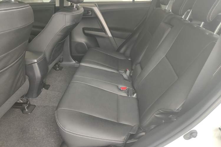 Used Toyota RAV4 2019 2.0L CVT Two-Wheel Drive Luxury Version China VI Standard Left Rear Seat