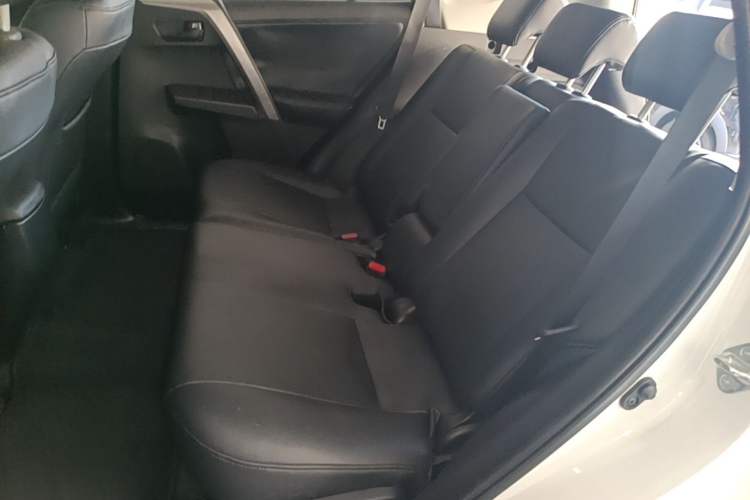 Used Toyota RAV4 2019 2.0L CVT Two-Wheel Drive Luxury Version China VI Standard Left Rear Seat