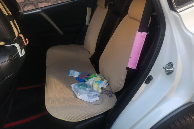 Used Toyota RAV4 2019 2.0L CVT Two-Wheel Drive Comfort Edition China VI Standard Left Rear Seat
