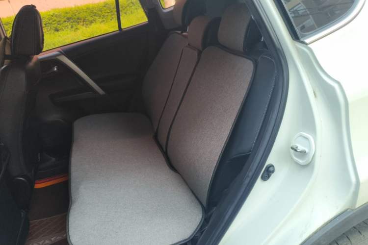 Used Toyota RAV4 2019 2.0L CVT Two-Wheel Drive ZhiShang Version China VI Standard Left Rear Seat