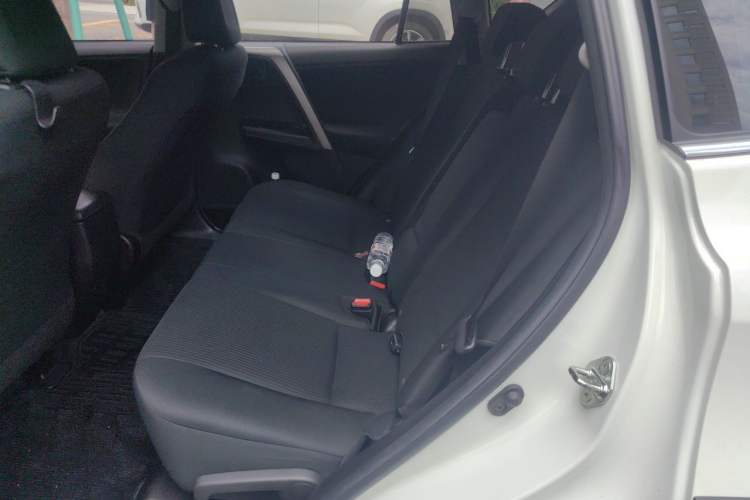 Used Toyota RAV4 2019 2.0L CVT Two-Wheel Drive Fashion X Limited Edition China VI Standard Left Rear Seat