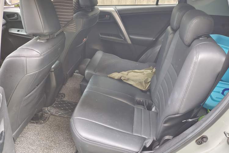 Used Toyota RAV4 2019 2.0L CVT Two-Wheel Drive Pioneer Edition China V Standard Left Rear Seat