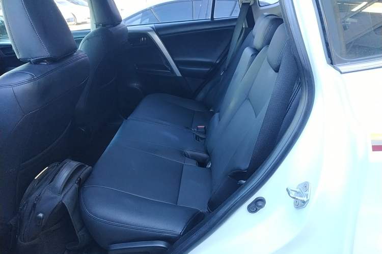 Used Toyota RAV4 2019 2.0L CVT Two-Wheel Drive Comfort Edition China VI Standard Left Rear Seat