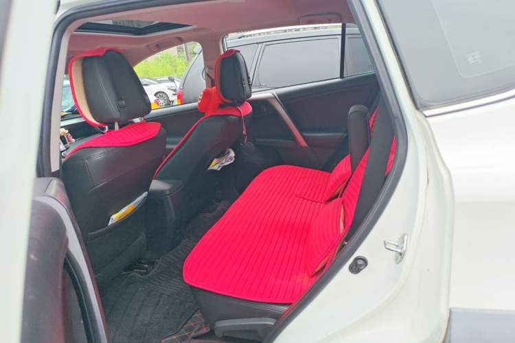 Used Toyota RAV4 2019 2.0L CVT Two-Wheel Drive Fashion X Limited Edition China V Standard Left Rear Seat