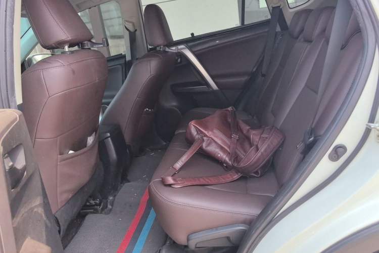 Used Toyota RAV4 2019 2.0L CVT Two-Wheel Drive Pioneer Edition China VI Standard Left Rear Seat