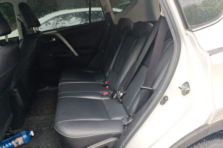 Used Toyota RAV4 2019 2.0L CVT Two-Wheel Drive ZhiShang Version China VI Standard Left Rear Seat