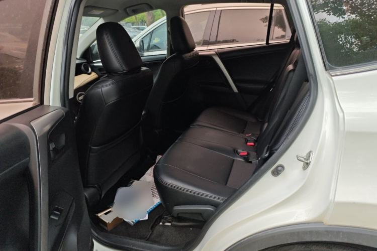 Used Toyota RAV4 2019 2.0L CVT Two-Wheel Drive Urban Edition China VI Standard Left Rear Seat