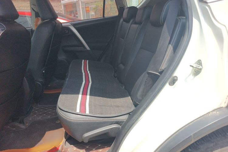 Used Toyota RAV4 2019 2.0L CVT Two-Wheel Drive Fashion X Limited Edition China VI Standard Left Rear Seat