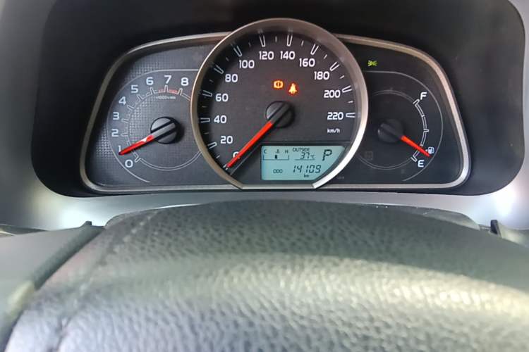 Used Toyota RAV4 2019 2.0L CVT Two-Wheel Drive Pioneer Edition China VI Standard Odometer Close Up