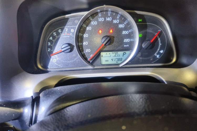 Used Toyota RAV4 2019 2.0L CVT Two-Wheel Drive Luxury Version China VI Standard Odometer Close Up