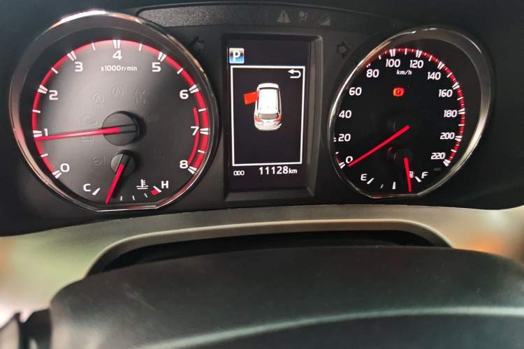 Used Toyota RAV4 2019 2.0L CVT Two-Wheel Drive Fashion X Limited Edition China VI Standard Odometer Close Up