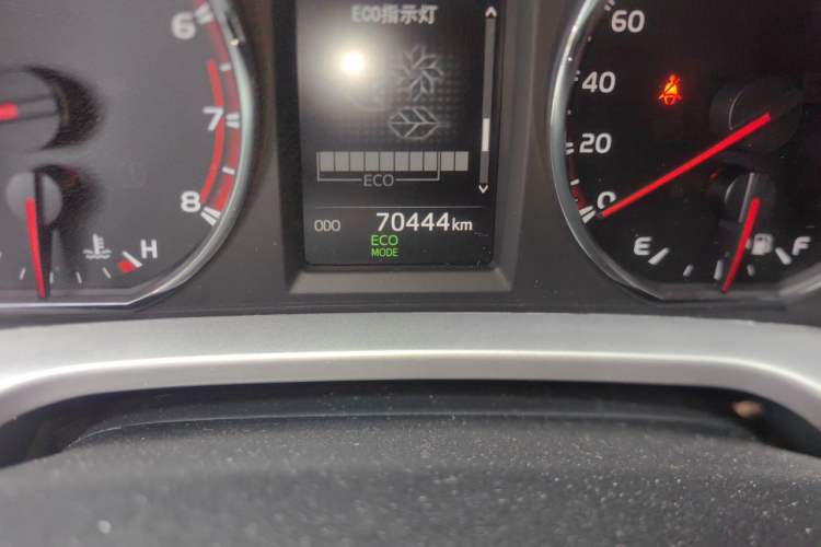 Used Toyota RAV4 2019 2.0L CVT Two-Wheel Drive Fashion X Limited Edition China VI Standard Odometer Close Up