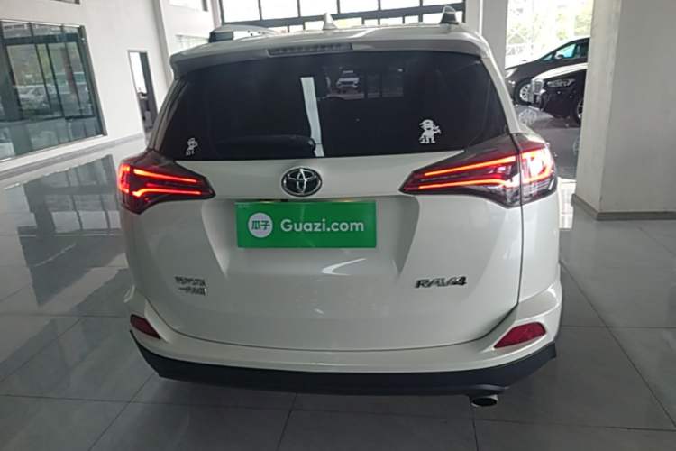 Used Toyota RAV4 2019 2.0L CVT Two-Wheel Drive Luxury Version China VI Standard Rear