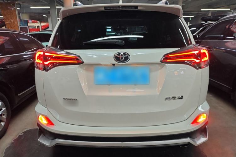 Used Toyota RAV4 2019 2.0L CVT Two-Wheel Drive Luxury Version China VI Standard Rear