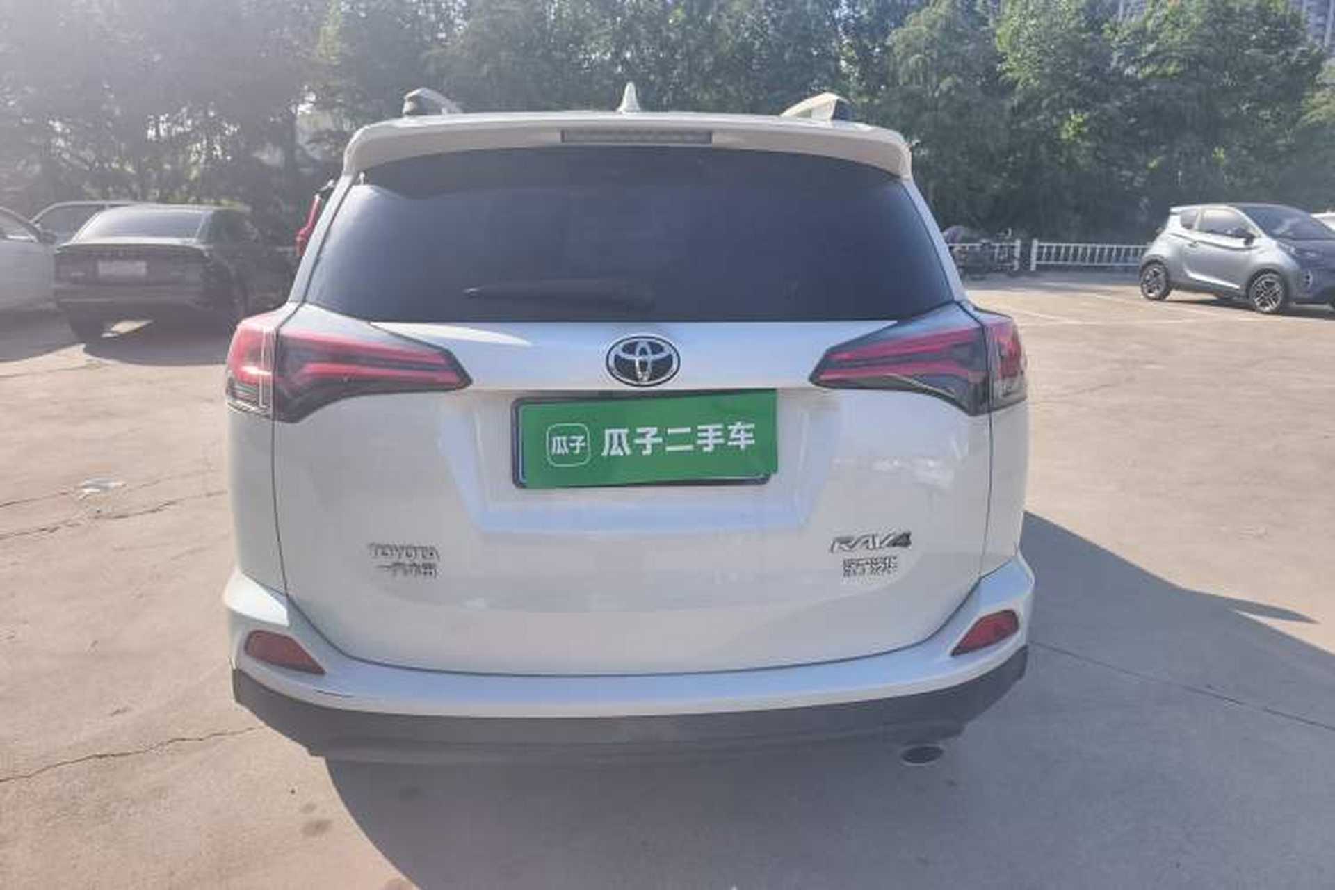 Used Toyota RAV4 2019 2.0L CVT Two-Wheel Drive Luxury Version China VI Standard Rear