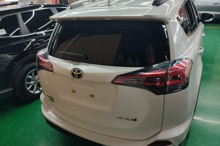 Used Toyota RAV4 2019 2.0L CVT Two-Wheel Drive Comfort Edition China VI Standard Rear