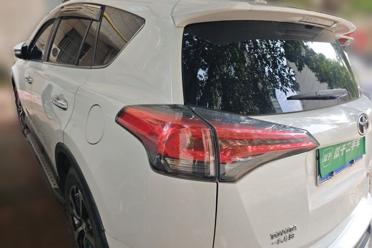 Used Toyota RAV4 2019 2.0L CVT Two-Wheel Drive Luxury Version China VI Standard Rear Left 45 Deg