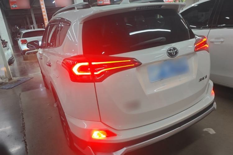 Used Toyota RAV4 2019 2.0L CVT Two-Wheel Drive Luxury Version China VI Standard Rear Left 45 Deg