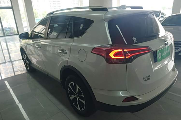 Used Toyota RAV4 2019 2.0L CVT Two-Wheel Drive Luxury Version China VI Standard Rear Left 45 Deg