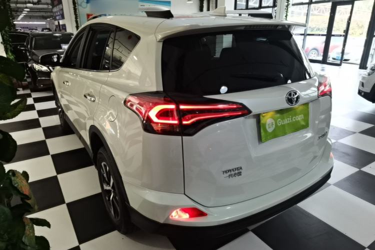 Used Toyota RAV4 2019 2.0L CVT Two-Wheel Drive Luxury Version China VI Standard Rear Left 45 Deg