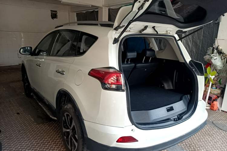 Used Toyota RAV4 2019 2.0L CVT Two-Wheel Drive Luxury Version China VI Standard Rear Left 45 Deg