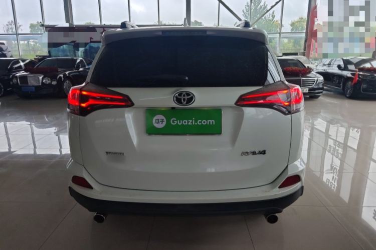 Used Toyota RAV4 2019 2.0L CVT Two-Wheel Drive Luxury Version China VI Standard Rear