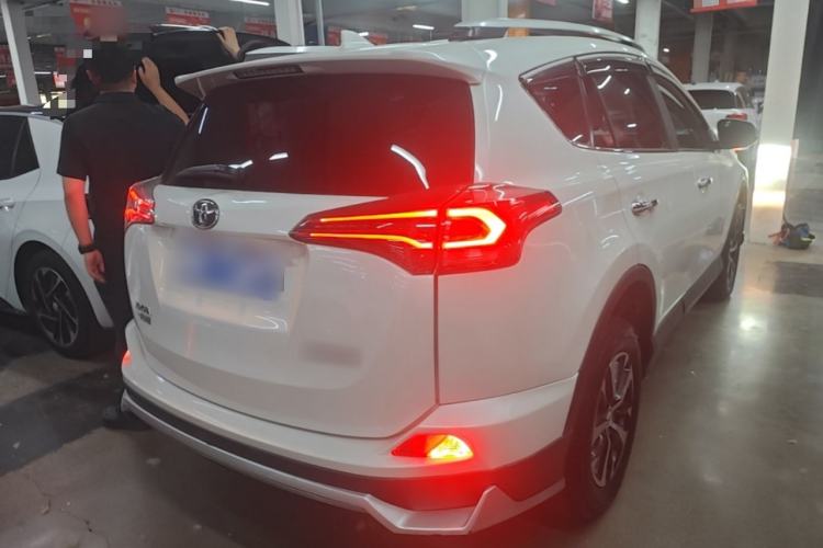 Used Toyota RAV4 2019 2.0L CVT Two-Wheel Drive Luxury Version China VI Standard Rear Right 45 Deg