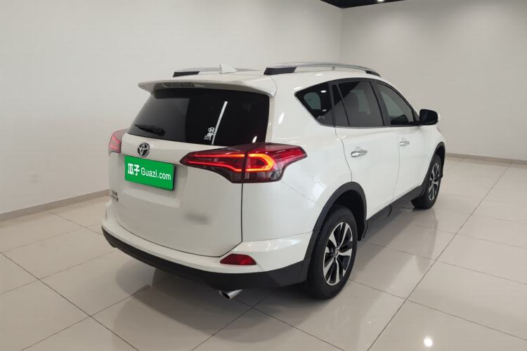 Used Toyota RAV4 2019 2.0L CVT Two-Wheel Drive Luxury Version China VI Standard Rear Right 45 Deg