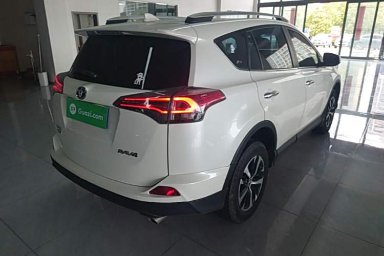 Used Toyota RAV4 2019 2.0L CVT Two-Wheel Drive Luxury Version China VI Standard Rear Right 45 Deg