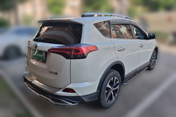 Used Toyota RAV4 2019 2.0L CVT Two-Wheel Drive Luxury Version China VI Standard Rear Right 45 Deg