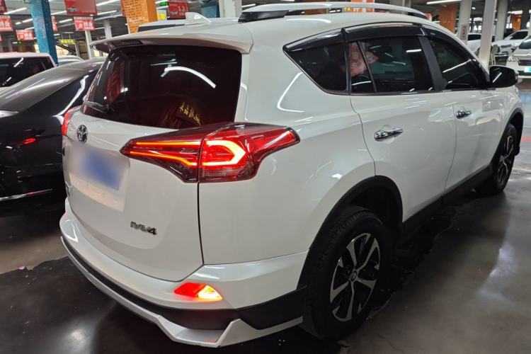 Used Toyota RAV4 2019 2.0L CVT Two-Wheel Drive Luxury Version China VI Standard Rear Right 45 Deg