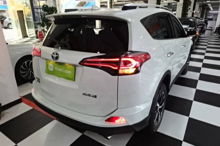 Used Toyota RAV4 2019 2.0L CVT Two-Wheel Drive Luxury Version China VI Standard Rear Right 45 Deg