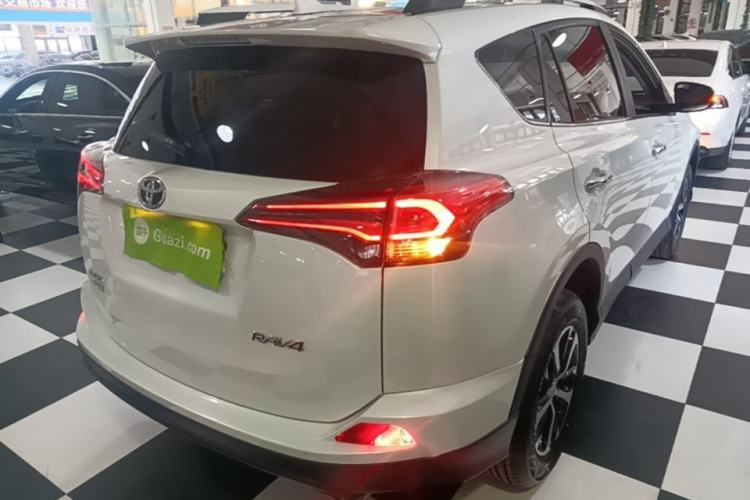 Used Toyota RAV4 2019 2.0L CVT Two-Wheel Drive Luxury Version China VI Standard Rear Right 45 Deg
