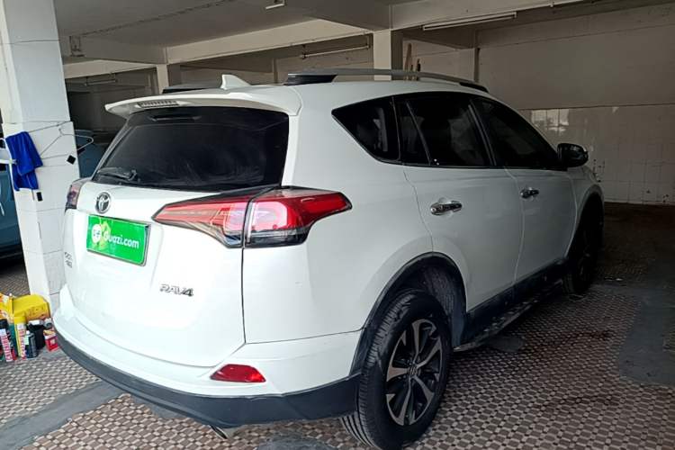 Used Toyota RAV4 2019 2.0L CVT Two-Wheel Drive Luxury Version China VI Standard Rear Right 45 Deg