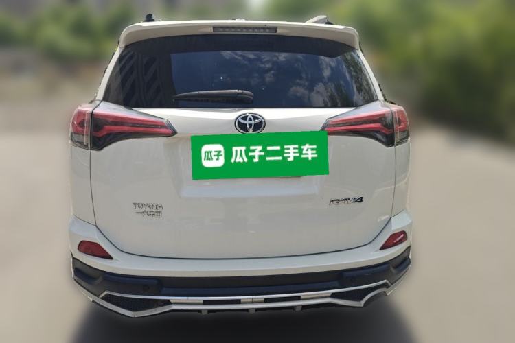 Used Toyota RAV4 2019 2.0L CVT Two-Wheel Drive Luxury Version China VI Standard Rear