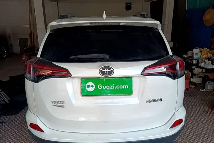 Used Toyota RAV4 2019 2.0L CVT Two-Wheel Drive Luxury Version China VI Standard Rear