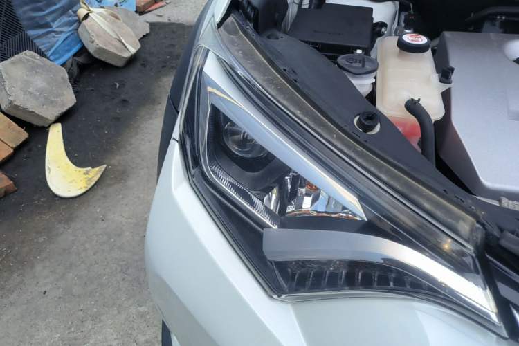 Used Toyota RAV4 2019 2.0L CVT Two-Wheel Drive Fashion X Limited Edition China VI Standard Right Front Headlight