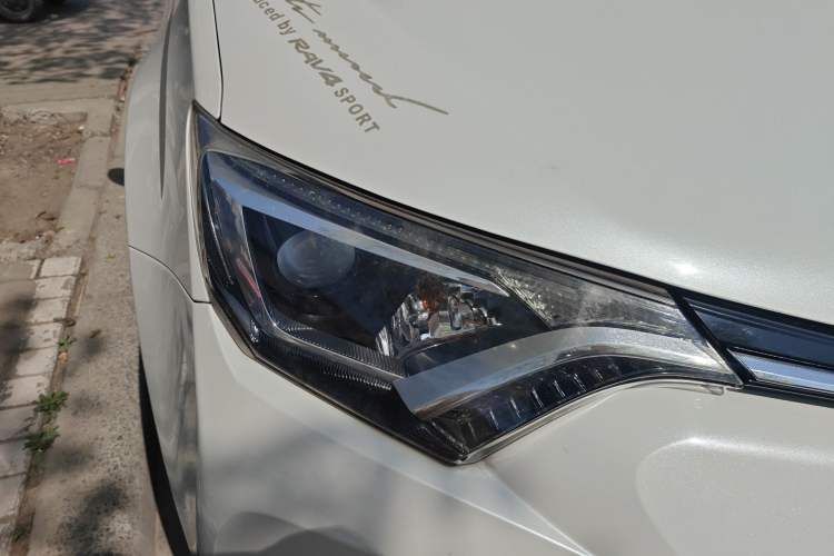 Used Toyota RAV4 2019 2.0L CVT Two-Wheel Drive Luxury Version China VI Standard Right Front Headlight