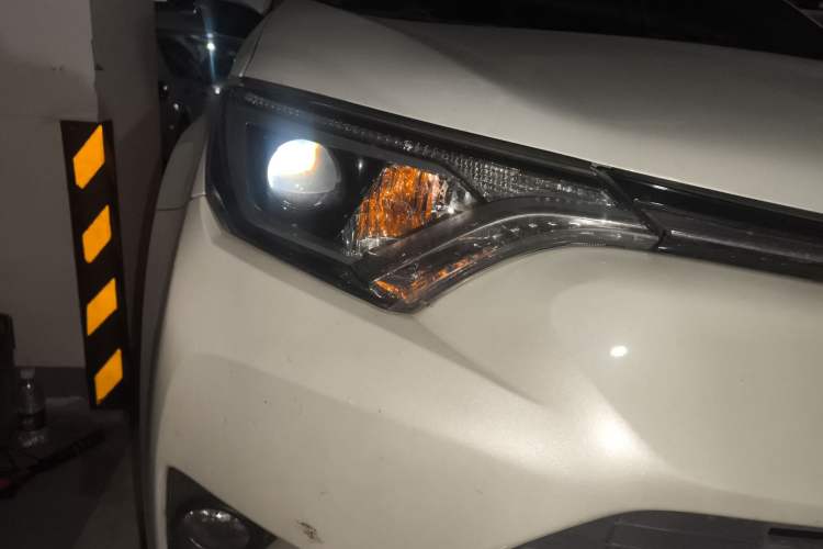 Used Toyota RAV4 2019 2.0L CVT Two-Wheel Drive Pioneer Edition China VI Standard Right Front Headlight