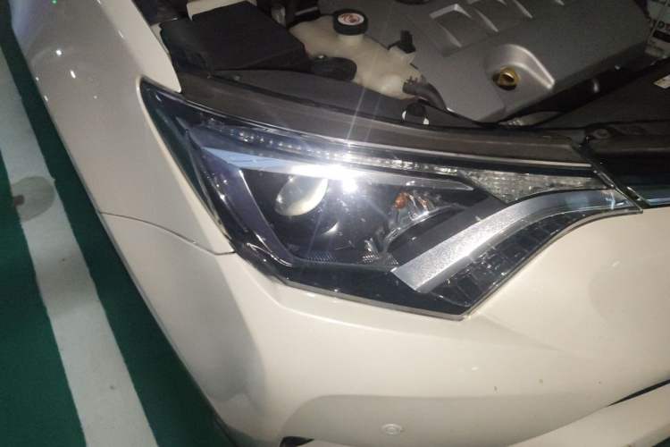 Used Toyota RAV4 2019 2.0L CVT Two-Wheel Drive Luxury Version China VI Standard Right Front Headlight