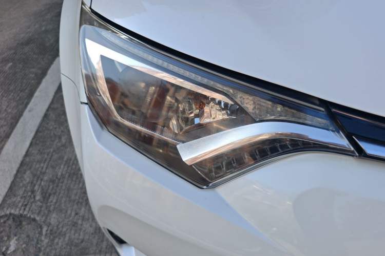 Used Toyota RAV4 2019 2.0L CVT Two-Wheel Drive Luxury Version China VI Standard Right Front Headlight