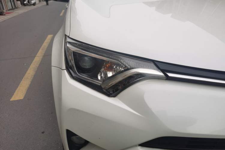 Used Toyota RAV4 2019 2.0L CVT Two-Wheel Drive Luxury Version China VI Standard Right Front Headlight