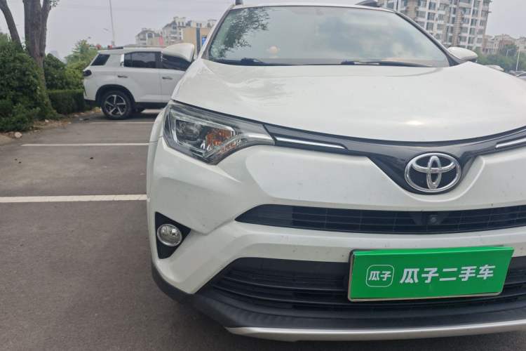 Used Toyota RAV4 2019 2.0L CVT Two-Wheel Drive ZhiShang Version China VI Standard Right Front Headlight