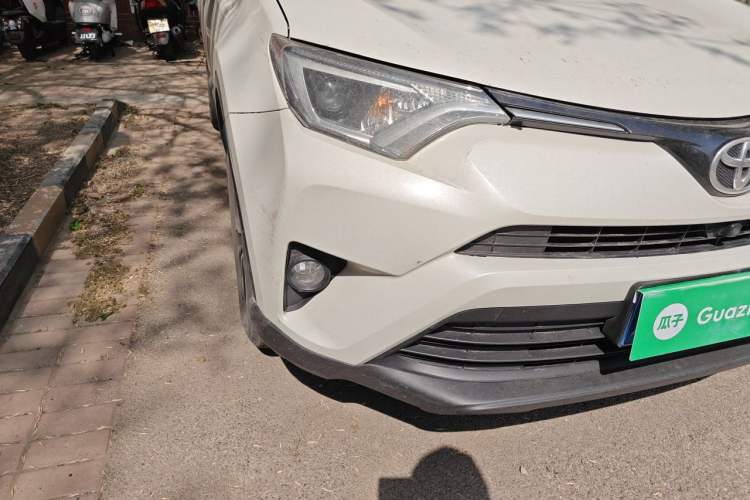 Used Toyota RAV4 2019 2.0L CVT Two-Wheel Drive Luxury Version China VI Standard Right Front Headlight