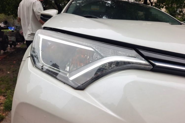 Used Toyota RAV4 2019 2.0L CVT Two-Wheel Drive Pioneer Edition China VI Standard Right Front Headlight