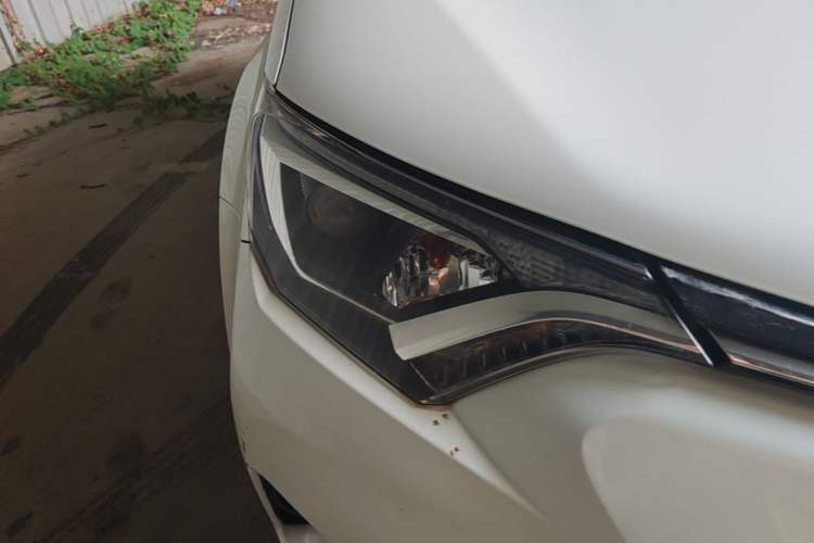 Used Toyota RAV4 2019 2.0L CVT Two-Wheel Drive Luxury Version China VI Standard Right Front Headlight