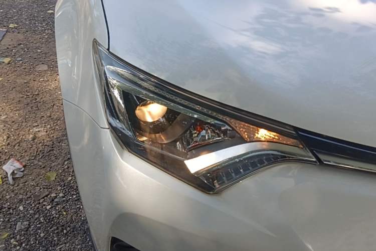 Used Toyota RAV4 2019 2.0L CVT Two-Wheel Drive Pioneer Edition China VI Standard Right Front Headlight