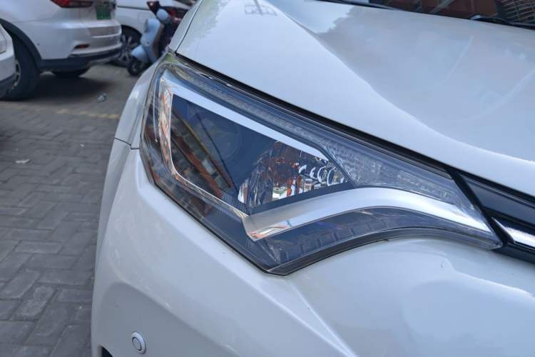 Used Toyota RAV4 2019 2.0L CVT Two-Wheel Drive Luxury Version China VI Standard Right Front Headlight