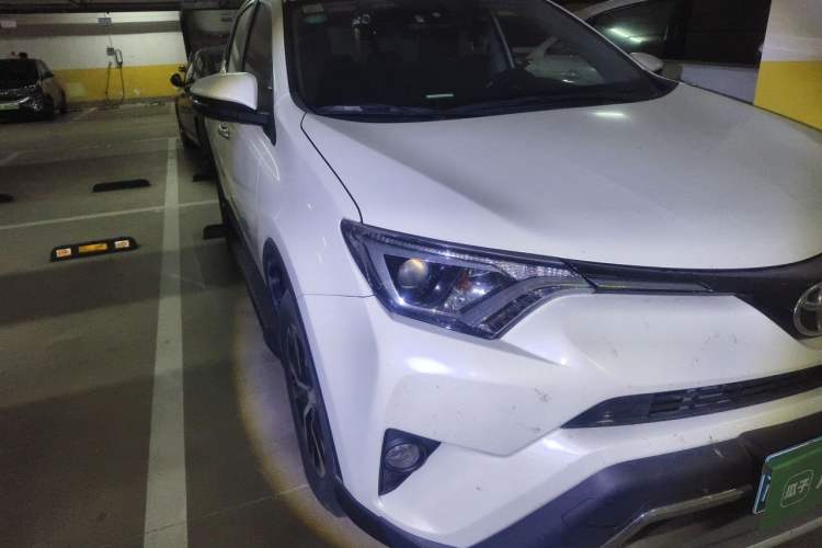 Used Toyota RAV4 2019 2.0L CVT Two-Wheel Drive Luxury Version China VI Standard Right Front Headlight